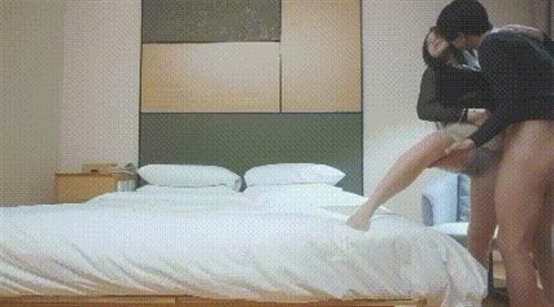 64105-漂亮小少妇吃鸡啪啪 今晚打一炮是不够的 身材苗条长靴大长腿 表情好骚 被大鸡吧操的呻吟不停.jpg